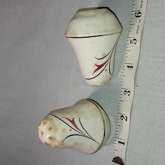 Vintage Salt and Pepper Sets Flower Design Gold Bottom Trim - Picture 2 of 8